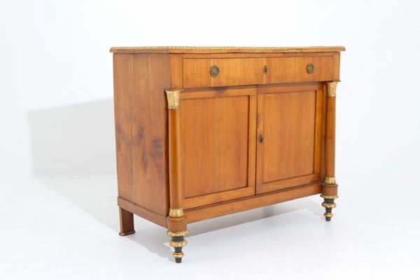 Credenza a due ante in legno di noce biondo con colonne e finiture in oro zecch...