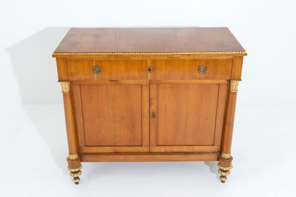 Credenza a Due Ante in Legno di Noce Biondo con Colonne e Finiture in Oro Zecch...