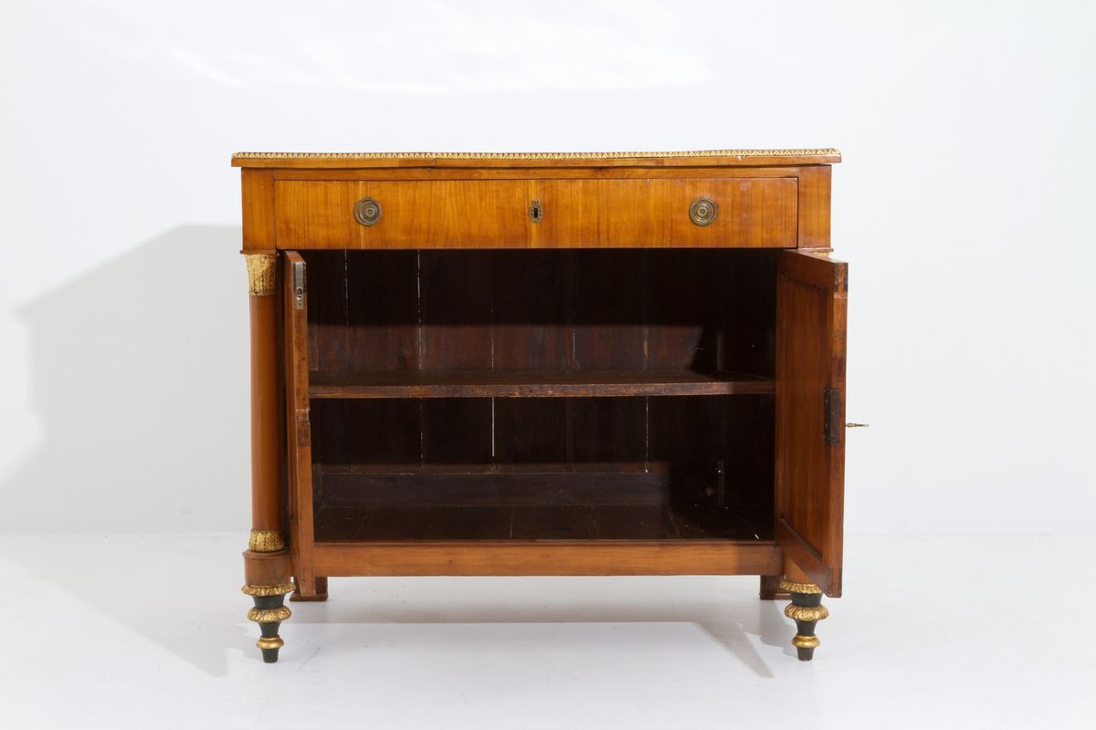 Credenza a Due Ante in Legno di Noce Biondo con Colonne e Finiture in Oro Zecch...