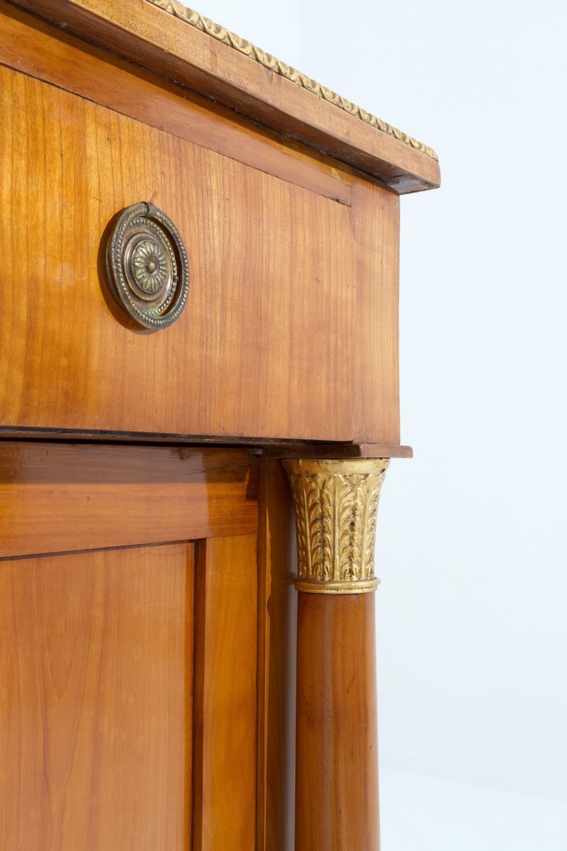 Credenza a Due Ante in Legno di Noce Biondo con Colonne e Finiture in Oro Zecch...
