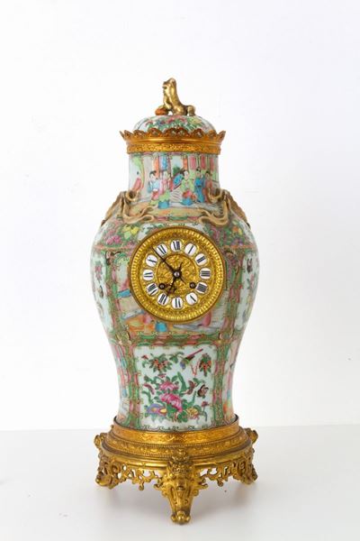 Orologio in Porcellana con Finiture in Bronzo Cesellato e Dorato.cina. XIX Seco...