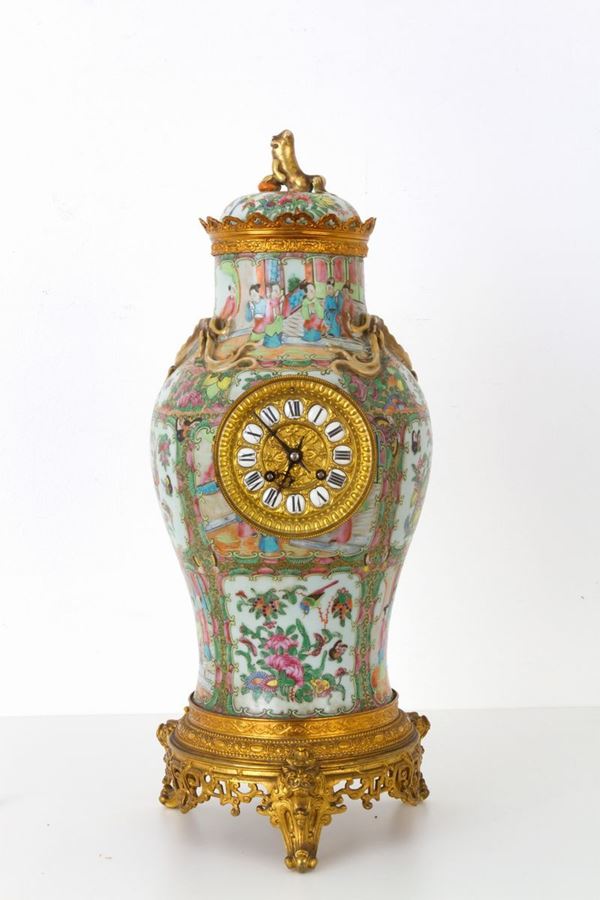 Orologio in porcellana con finiture in bronzo cesellato e dorato.Cina. XIX seco...