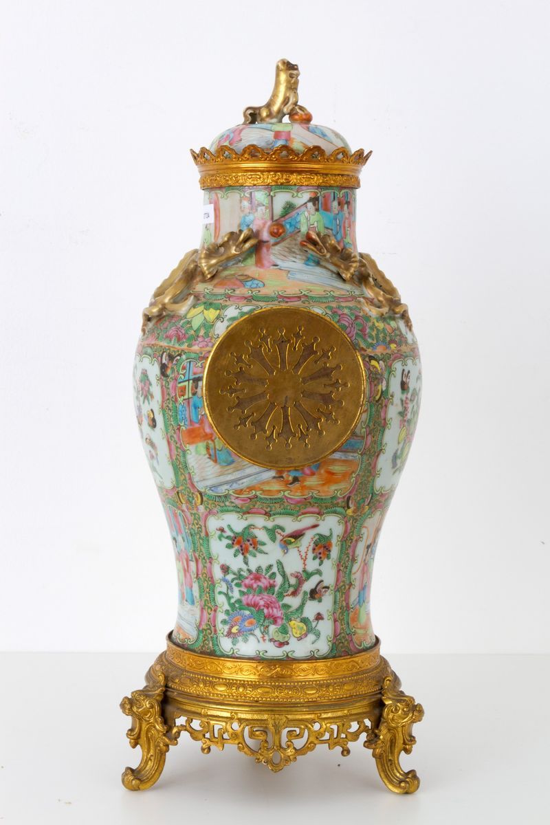 Orologio in Porcellana con Finiture in Bronzo Cesellato e Dorato.cina. XIX Seco...