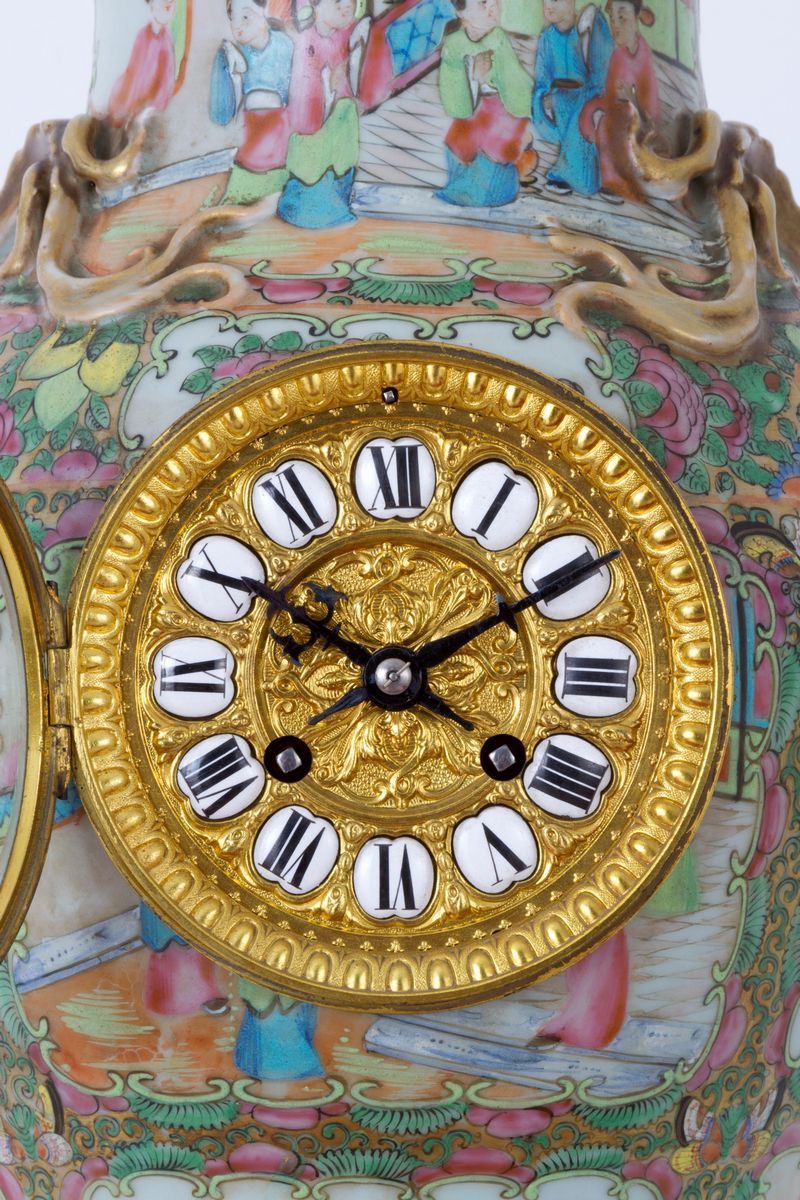 Orologio in Porcellana con Finiture in Bronzo Cesellato e Dorato.cina. XIX Seco...