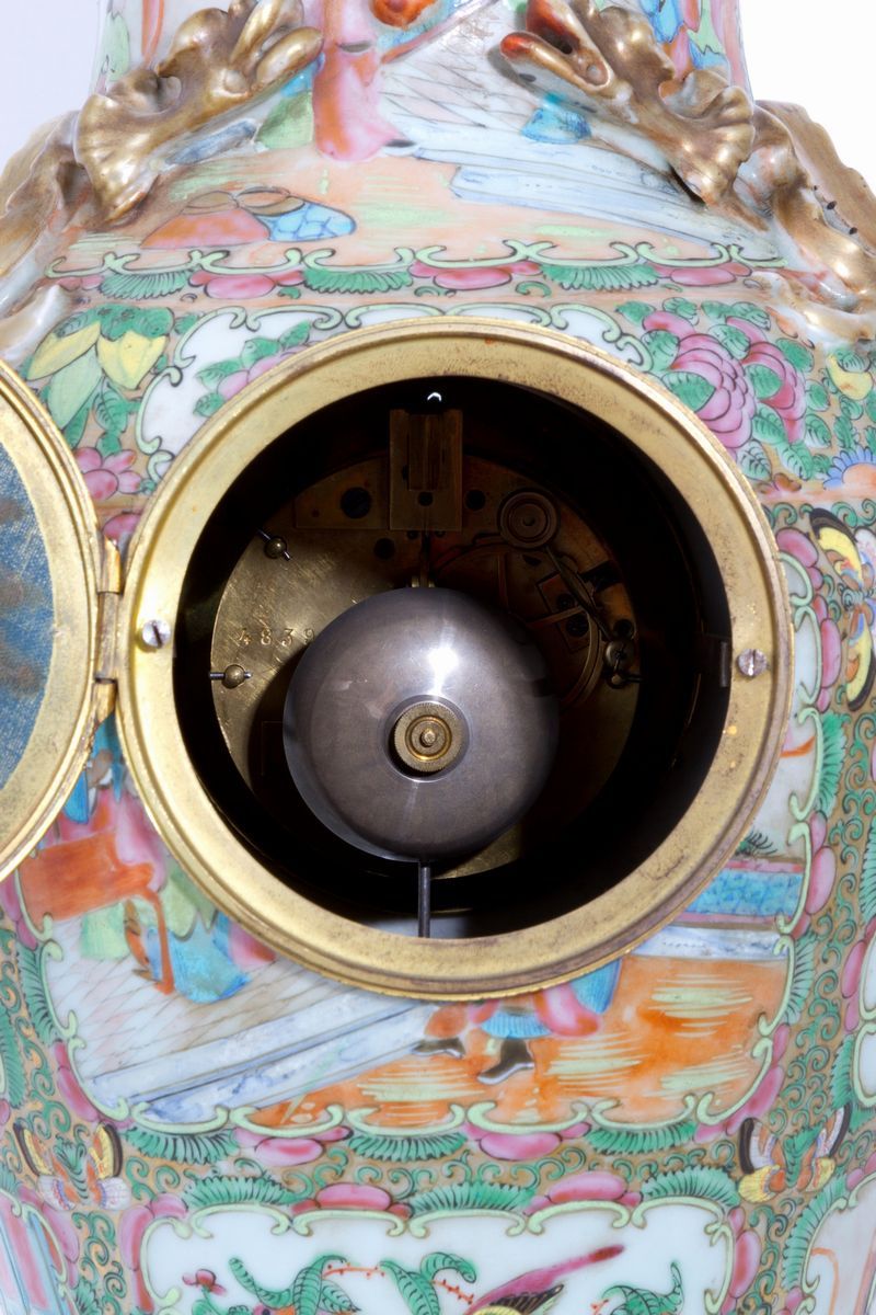 Orologio in Porcellana con Finiture in Bronzo Cesellato e Dorato.cina. XIX Seco...