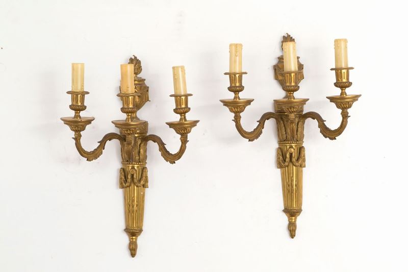 Coppia di Applique Tre Bracci in Bronzo Cesellato e Dorato. XIX Secolo....