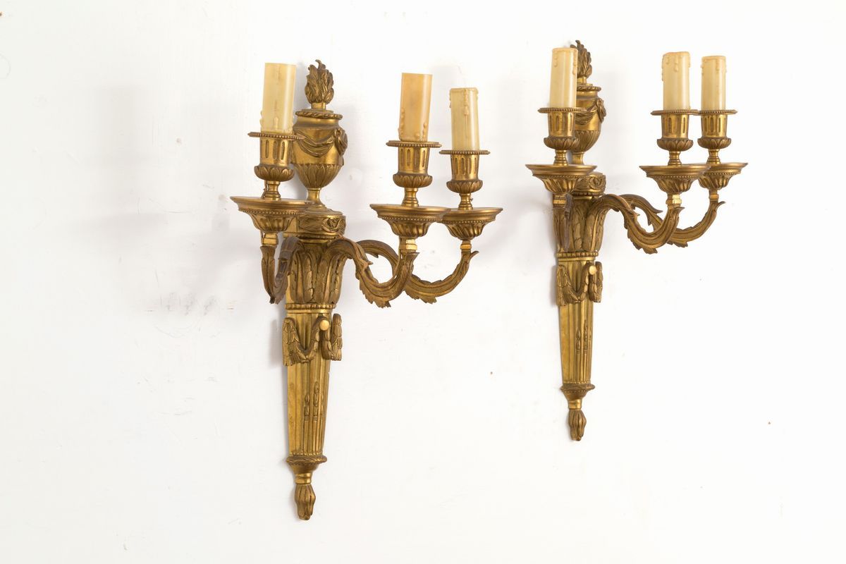 Coppia di Applique Tre Bracci in Bronzo Cesellato e Dorato. XIX Secolo....