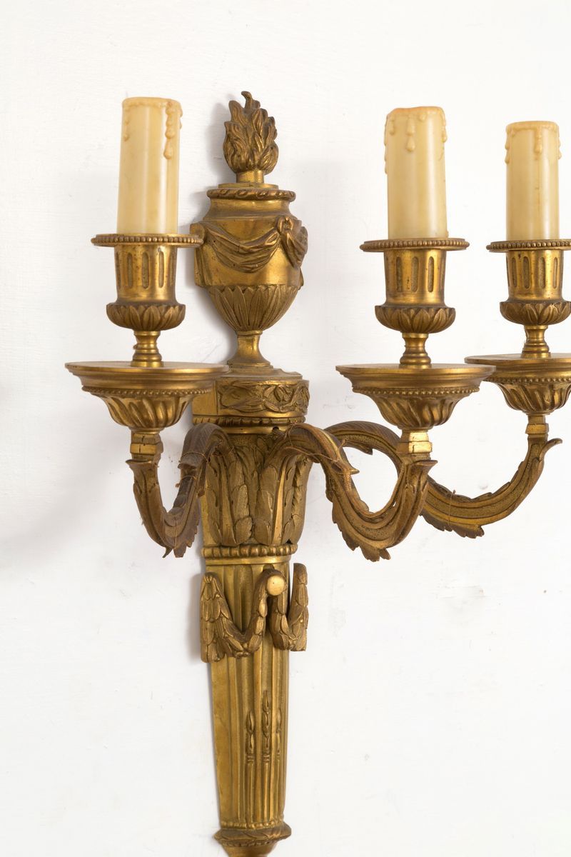 Coppia di Applique Tre Bracci in Bronzo Cesellato e Dorato. XIX Secolo....