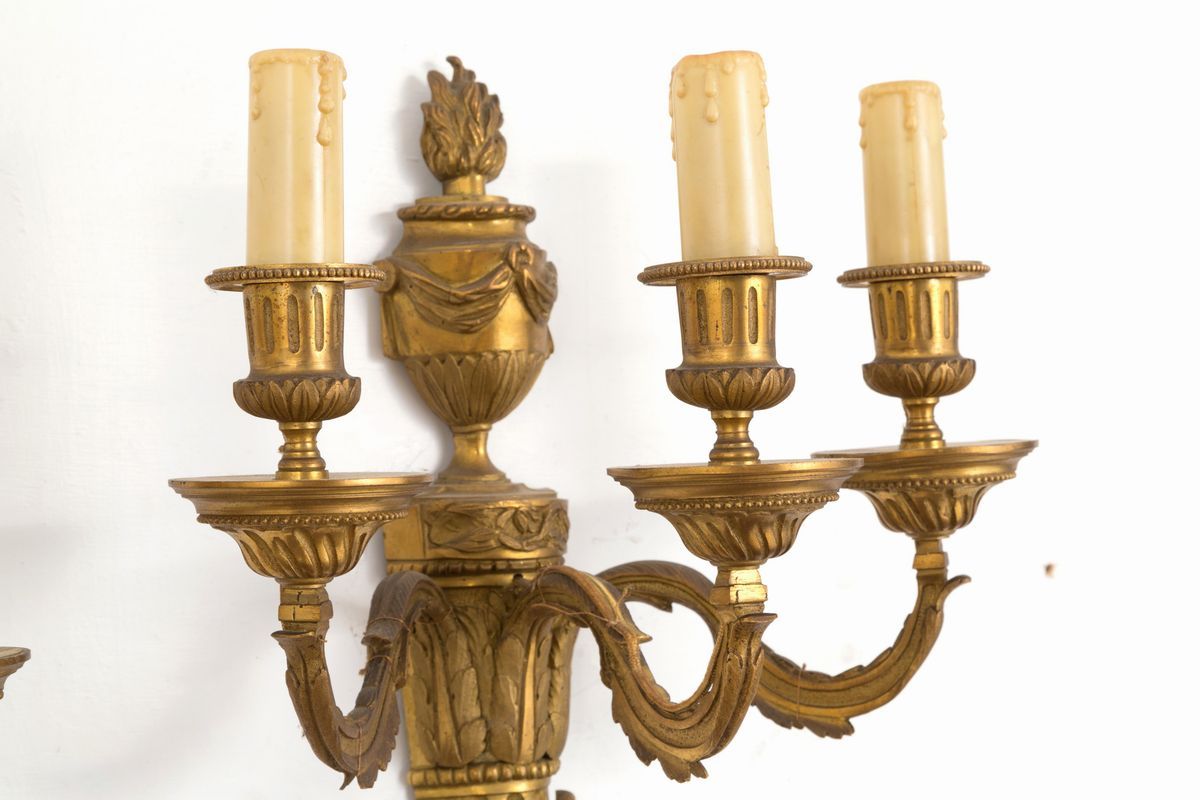Coppia di Applique Tre Bracci in Bronzo Cesellato e Dorato. XIX Secolo....