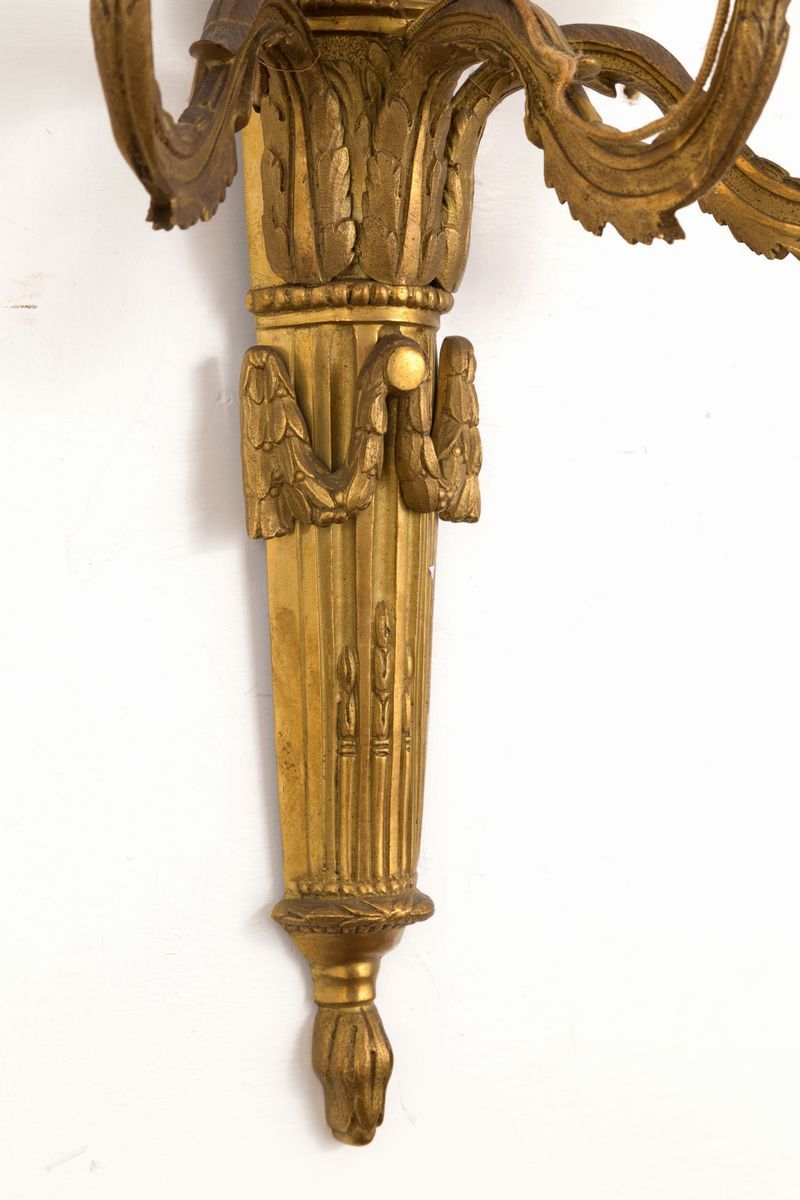 Coppia di Applique Tre Bracci in Bronzo Cesellato e Dorato. XIX Secolo....