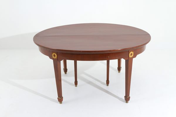 Tavolo ovale allungabile in legno di mogano con gambe rastremate. Francia. XIX ...