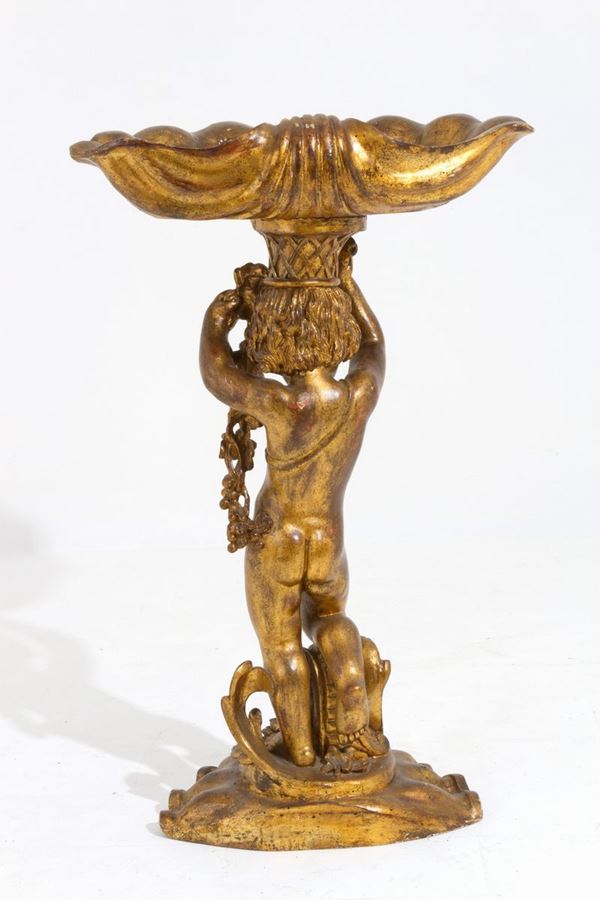 Scultura in legno intagliato e dorato raff. ''PUTTO CON CONCHIGLIA''. XIX  secol - Asta MILANO DECOR - Asta di Antiquariato, Vini e Distillati -  Viscontea Casa d'Aste