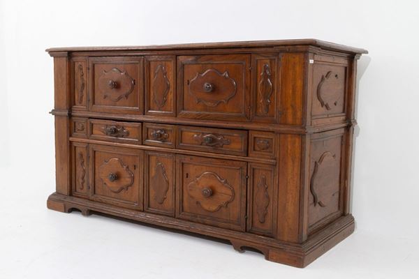 Credenza in noce con formelle sagomate. Lombardia. Difetti e restauri....