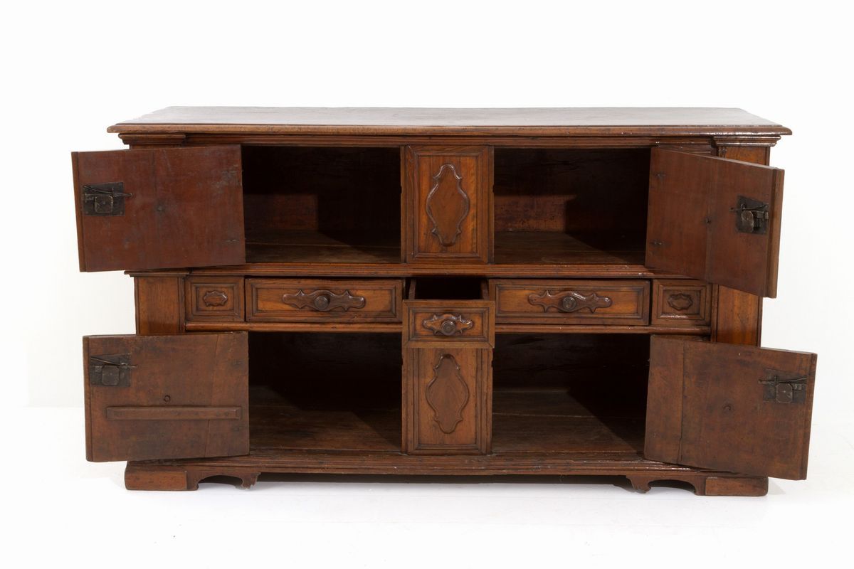 Credenza in Noce con Formelle Sagomate. Lombardia. Difetti e Restauri....