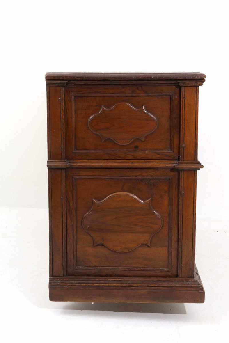 Credenza in Noce con Formelle Sagomate. Lombardia. Difetti e Restauri....