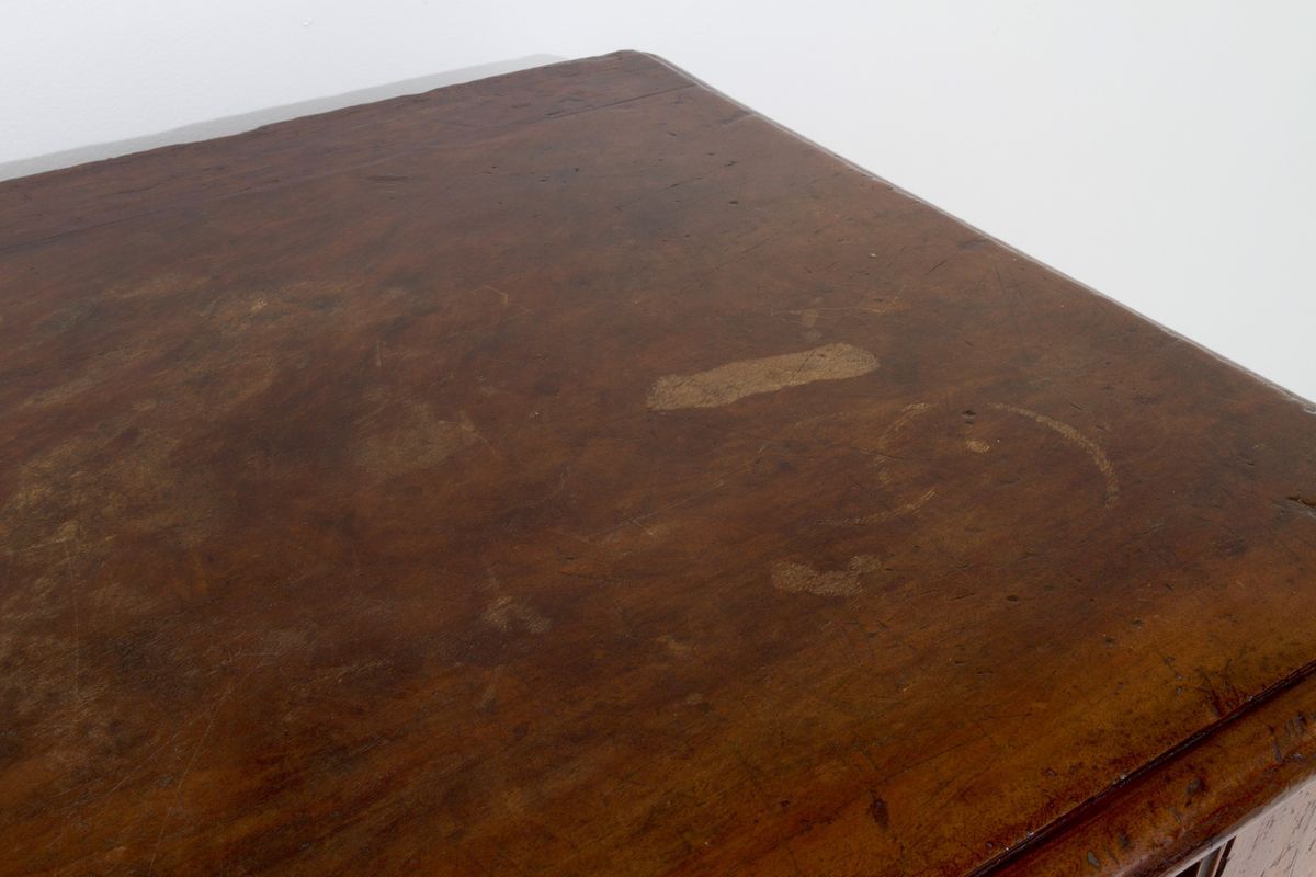 Credenza in Noce con Formelle Sagomate. Lombardia. Difetti e Restauri....