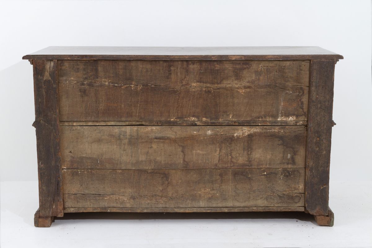 Credenza in Noce con Formelle Sagomate. Lombardia. Difetti e Restauri....