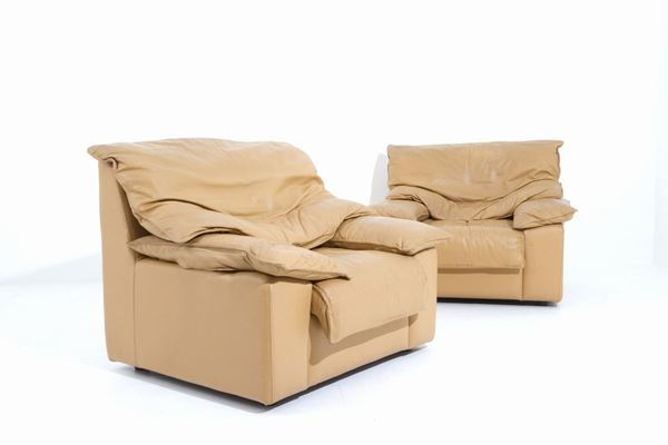 Pair of armchairs in camel-colored leather