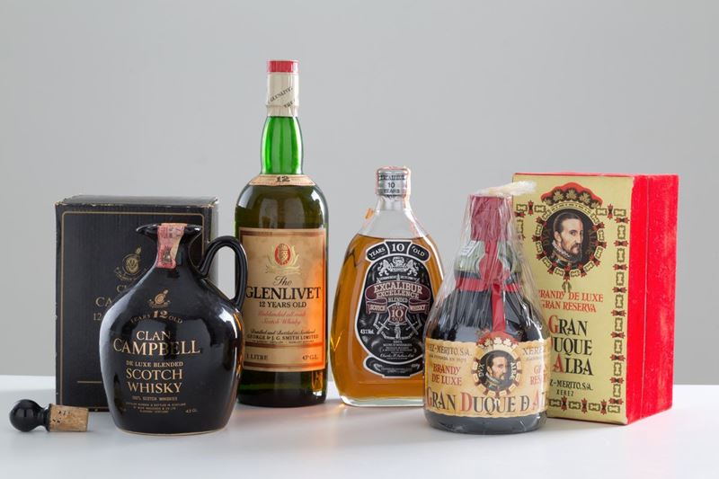 Selezione di liquori (4 bt): - Clan Campbell 12 anni De Luxe Blended Scotch Wh...
