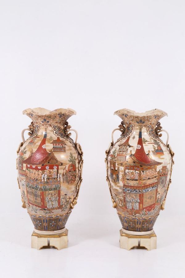 Coppia di grandi vasi in ceramica decorati 