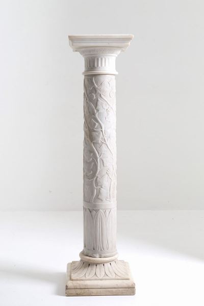 Colonna in Marmo Bianco di Carrara Decorata con Tralci D'uva Scolpiti. Inizi XX...