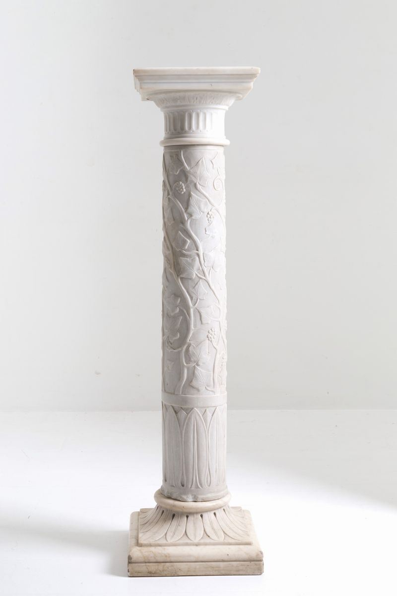 Colonna in Marmo Bianco di Carrara Decorata con Tralci D'uva Scolpiti. Inizi XX...