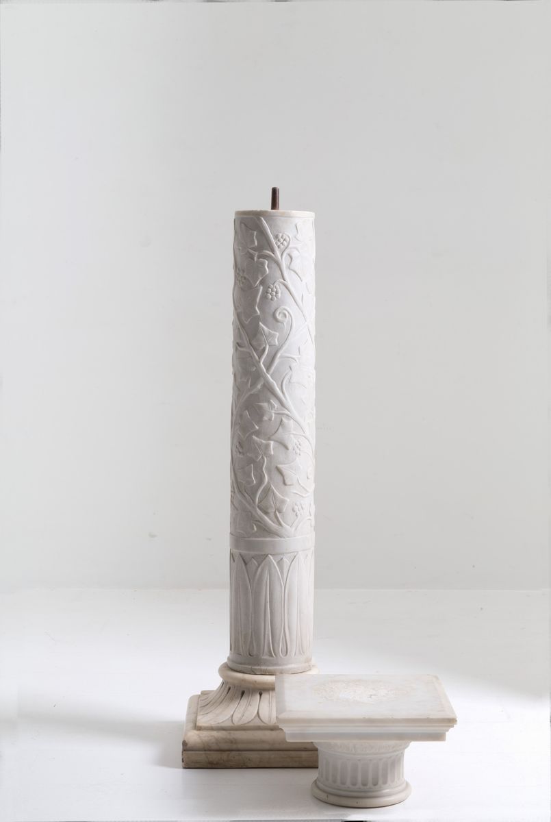 Colonna in Marmo Bianco di Carrara Decorata con Tralci D'uva Scolpiti. Inizi XX...