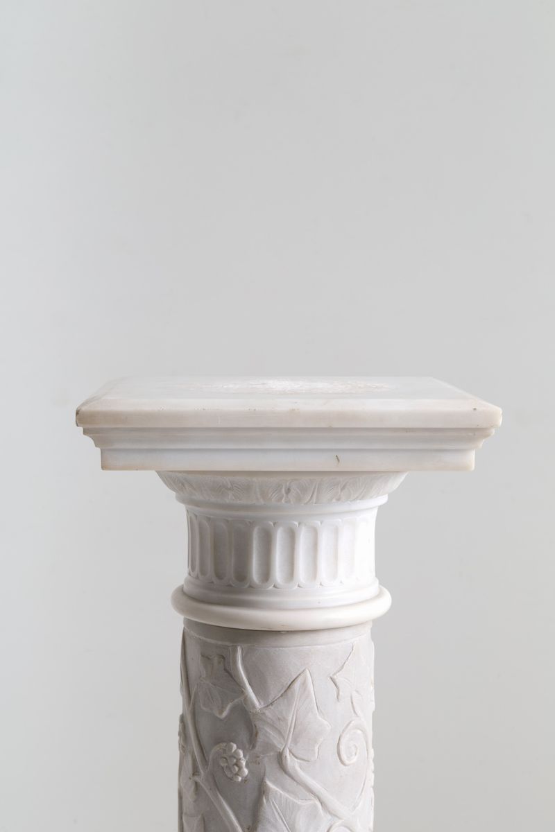 Colonna in Marmo Bianco di Carrara Decorata con Tralci D'uva Scolpiti. Inizi XX...