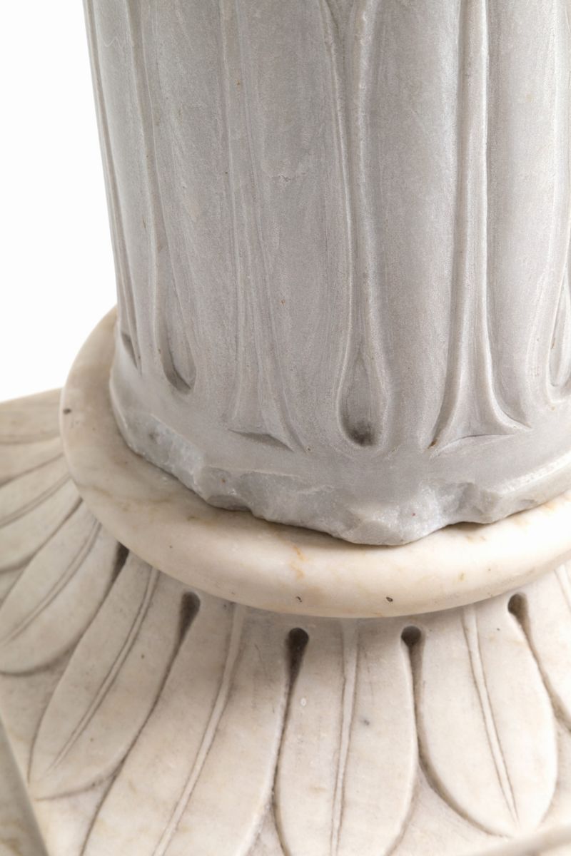 Colonna in Marmo Bianco di Carrara Decorata con Tralci D'uva Scolpiti. Inizi XX...