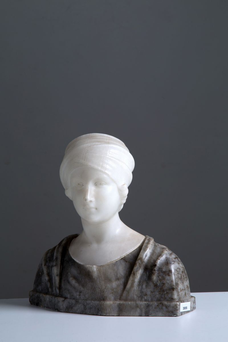 Scultura in Alabastro Bianco e Grigio Raff. ''busto di Giovincella con Turbante...