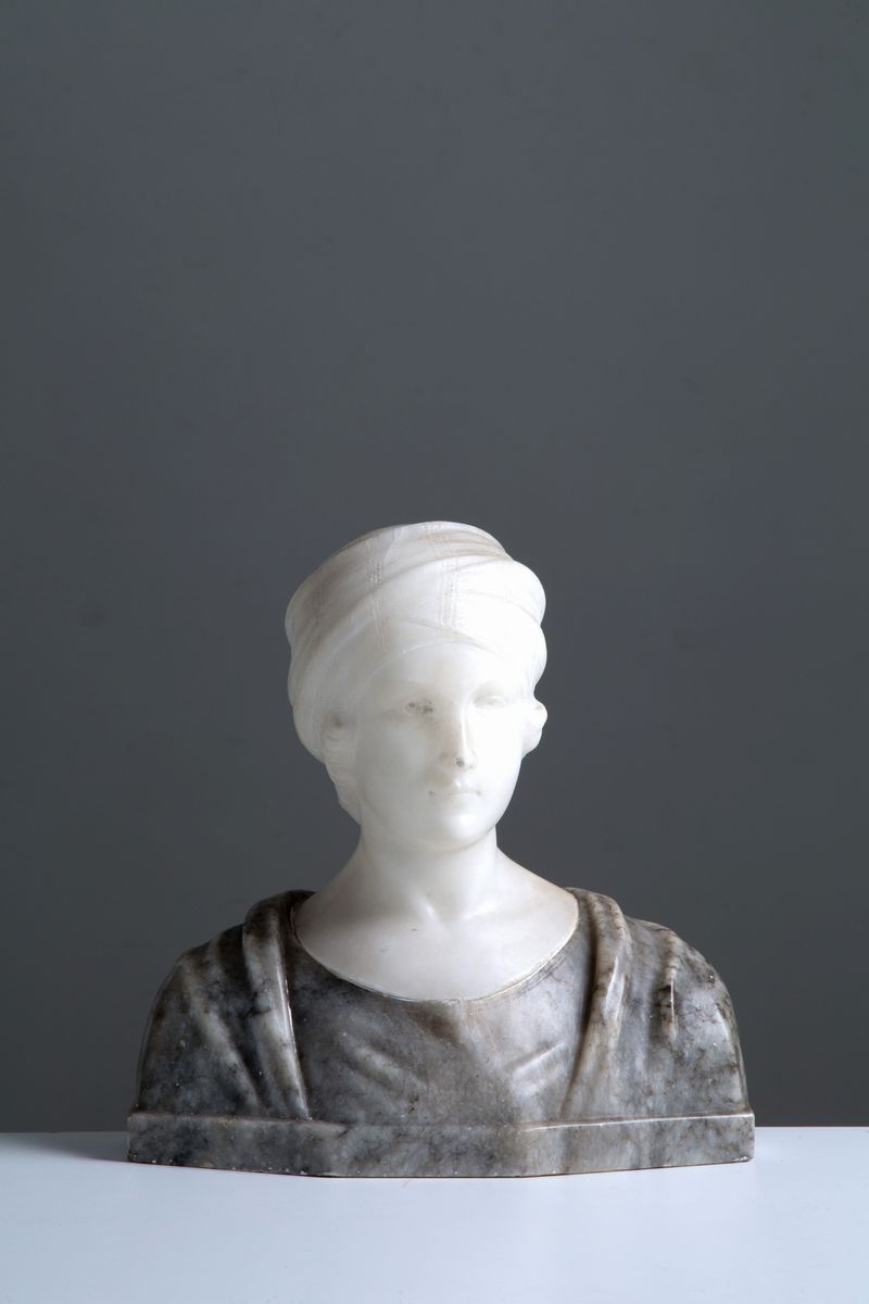 Scultura in Alabastro Bianco e Grigio Raff. ''busto di Giovincella con Turbante...