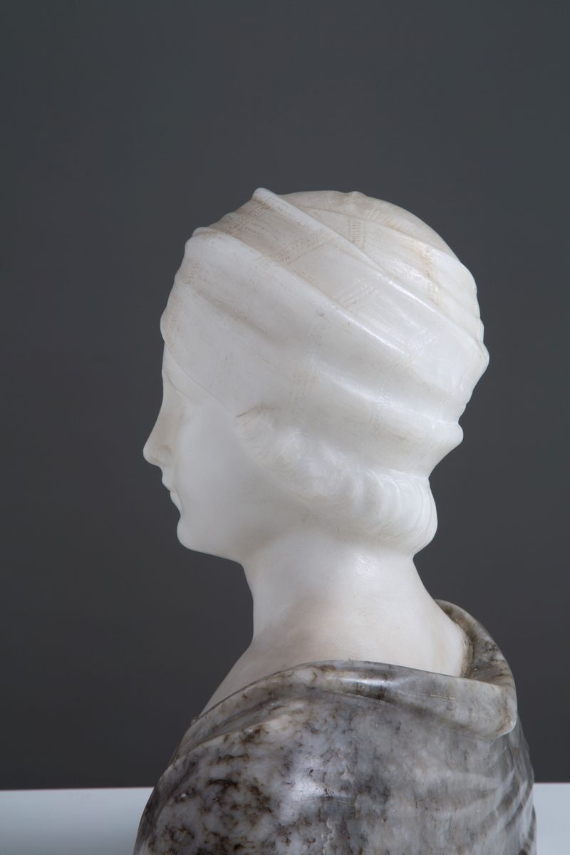 Scultura in Alabastro Bianco e Grigio Raff. ''busto di Giovincella con Turbante...
