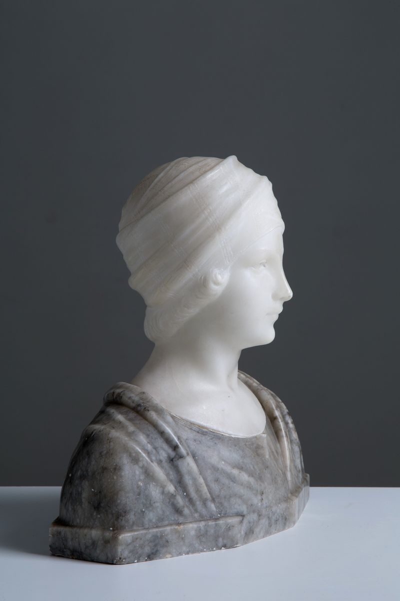 Scultura in Alabastro Bianco e Grigio Raff. ''busto di Giovincella con Turbante...