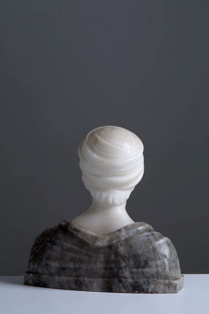 Scultura in Alabastro Bianco e Grigio Raff. ''busto di Giovincella con Turbante...