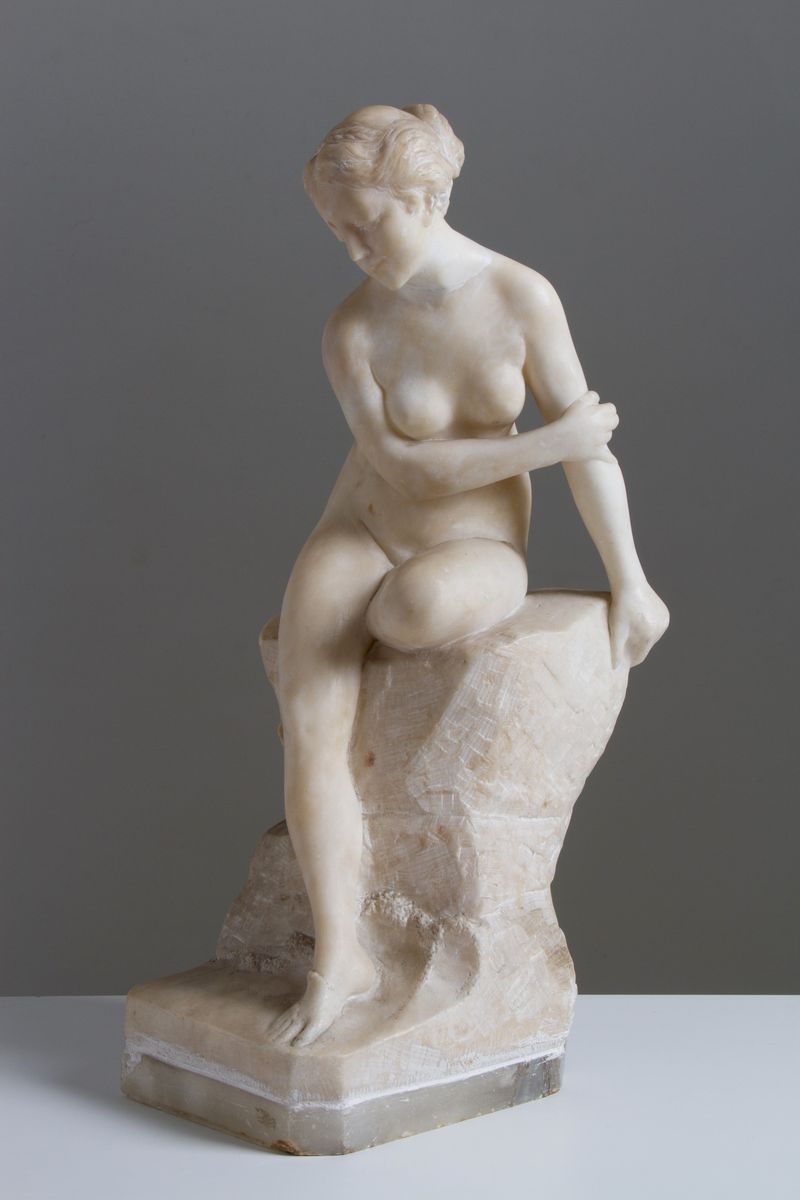 Scultura in Alabastro Raff. ''nudo di Donna su una Roccia''. Inizi XX Secolo. D...