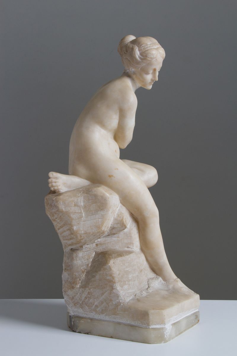 Scultura in Alabastro Raff. ''nudo di Donna su una Roccia''. Inizi XX Secolo. D...