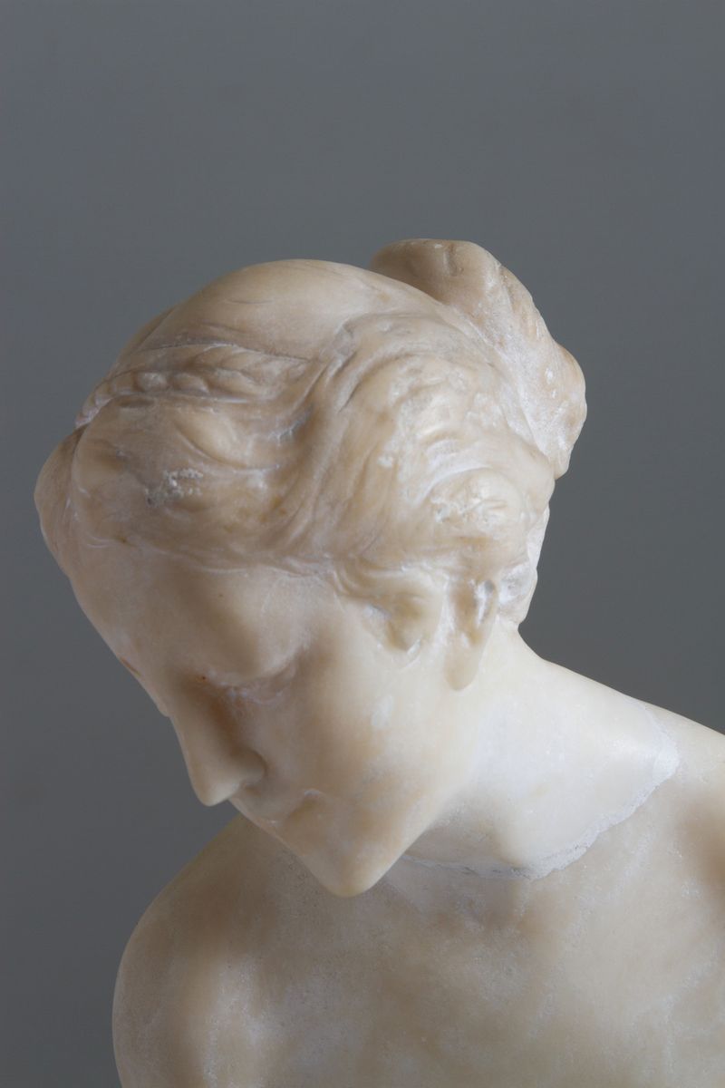 Scultura in Alabastro Raff. ''nudo di Donna su una Roccia''. Inizi XX Secolo. D...