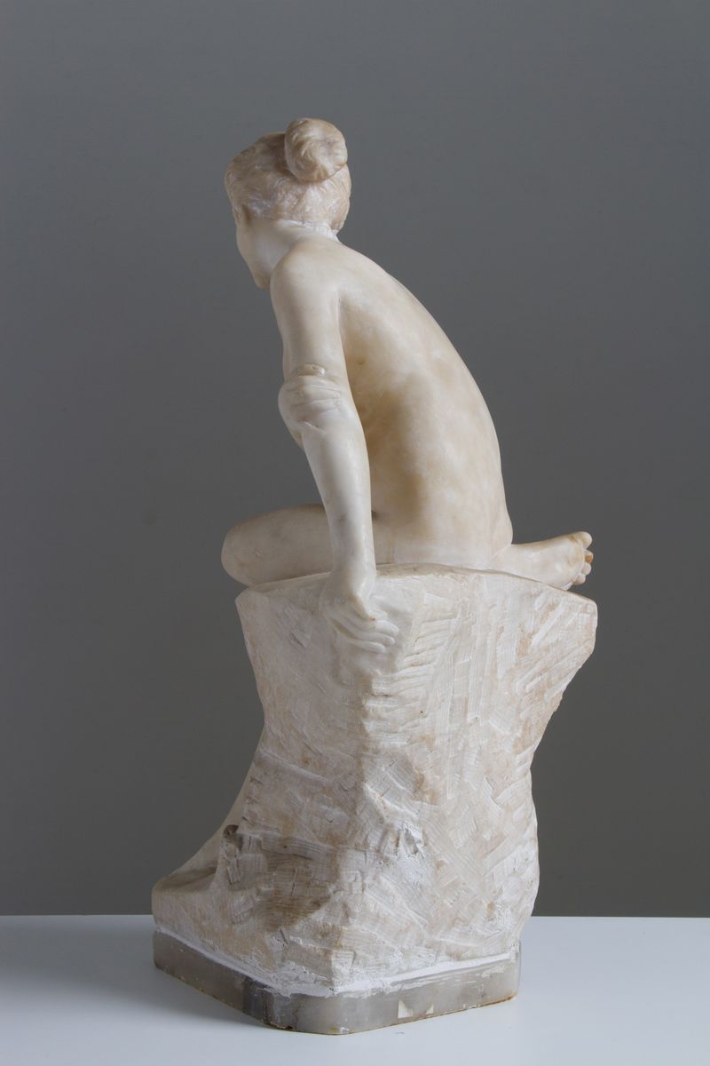 Scultura in Alabastro Raff. ''nudo di Donna su una Roccia''. Inizi XX Secolo. D...