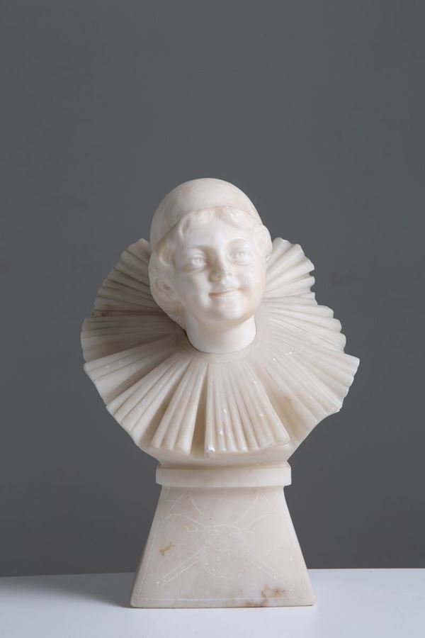 Scultura in alabastro raff. ''PIERROT''. Inizi XX secolo. Lievi difetti....