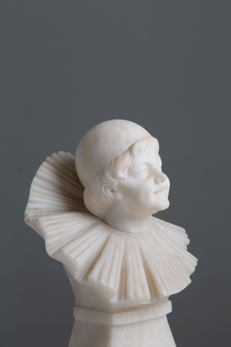 Scultura in Alabastro Raff. ''pierrot''. Inizi XX Secolo. Lievi Difetti....