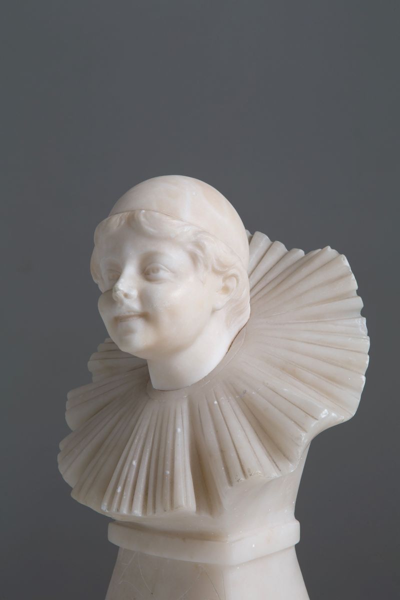Scultura in Alabastro Raff. ''pierrot''. Inizi XX Secolo. Lievi Difetti....