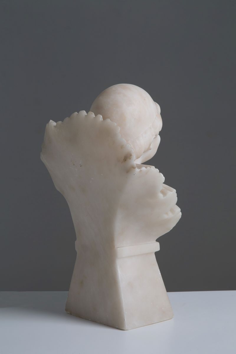 Scultura in Alabastro Raff. ''pierrot''. Inizi XX Secolo. Lievi Difetti....