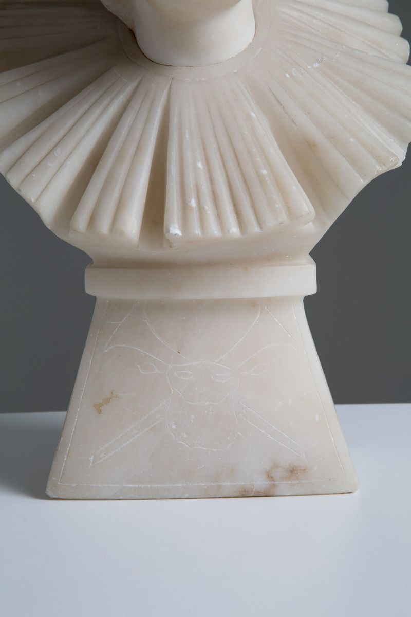 Scultura in Alabastro Raff. ''pierrot''. Inizi XX Secolo. Lievi Difetti....