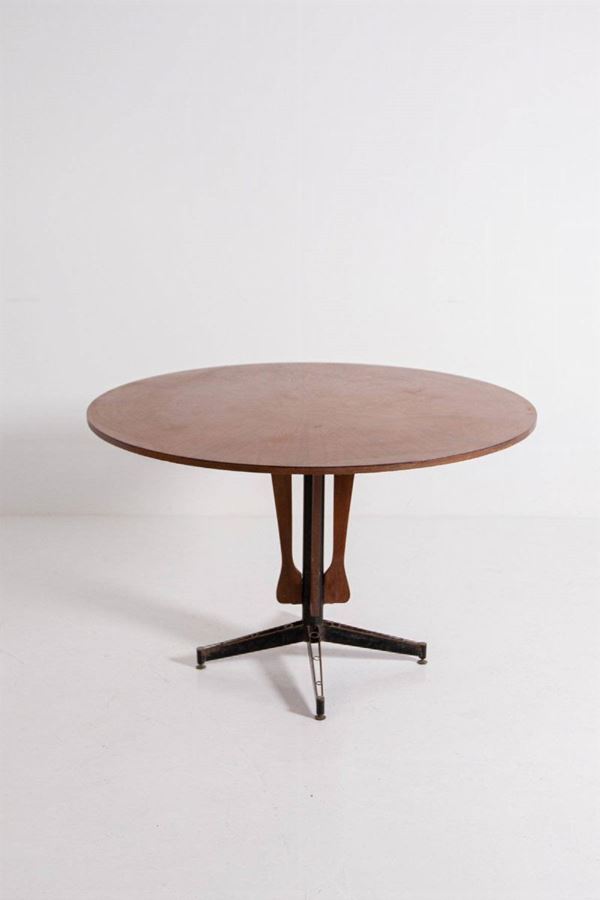 Round table in wood and iron