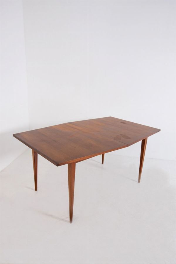 Extendable dining table