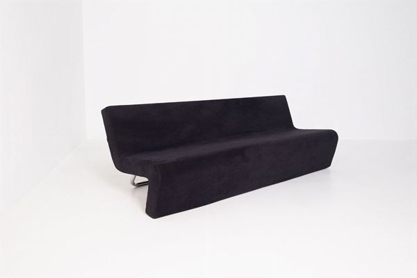 Divano in velluto nero. Produzione MDF