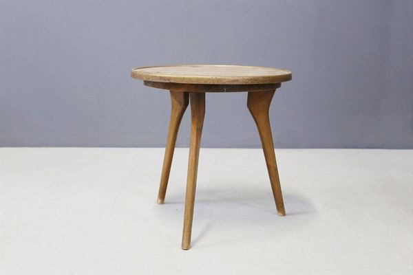 Tavolino a tre piedi in legno con piano in rame