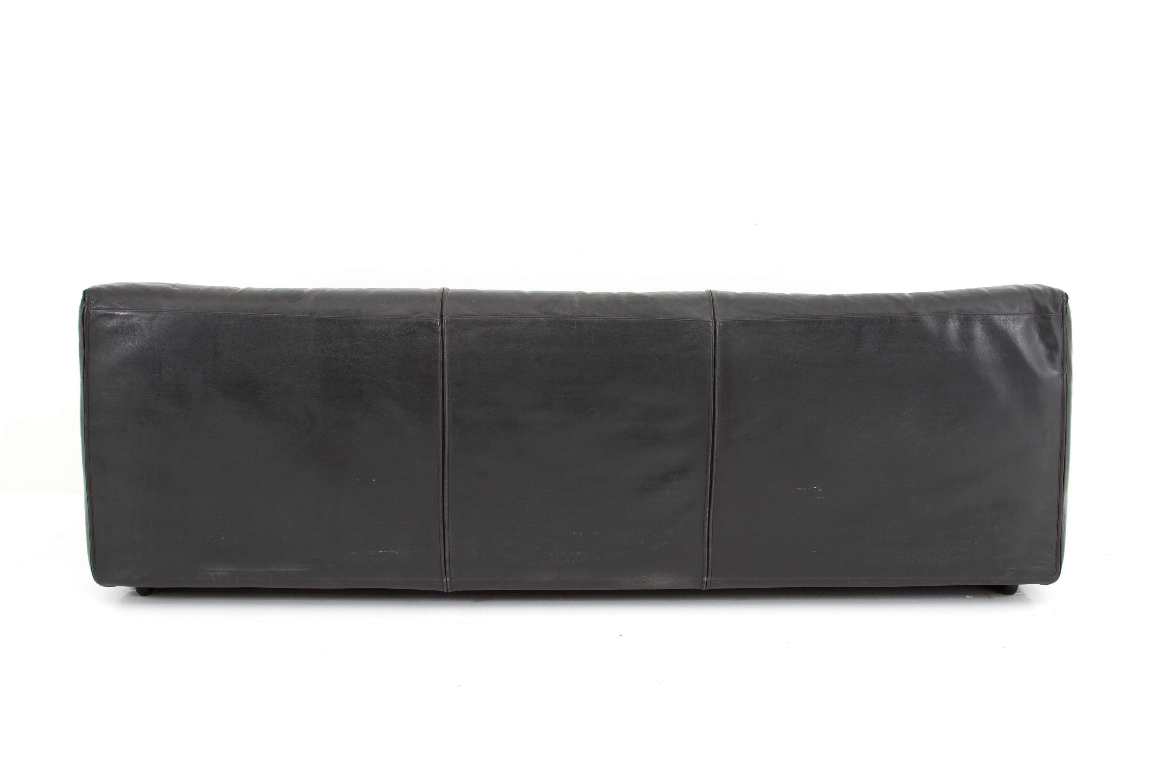 Divano in Pelle Nera. Produzione Cassina