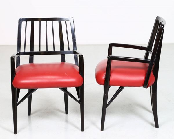 PAUL LASZLO - Coppia di sedie in legno laccato nero e tessuto rosso