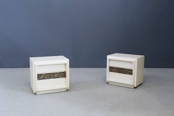 LUCIANO FRIGERIO - Pair of bedside tables with a sculpture-frieze